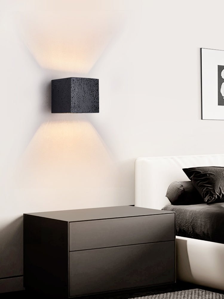Valeise Kubus Zwart travertin wandlamp