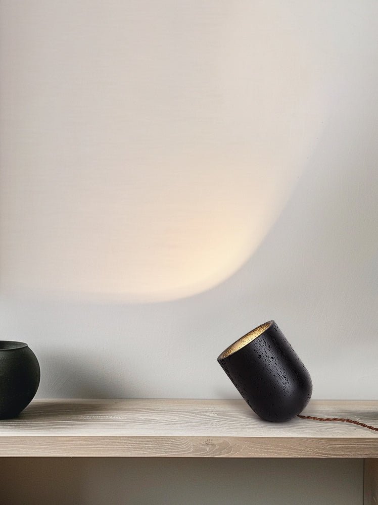Lumi minimalistisch Zwart travertin tafellamp