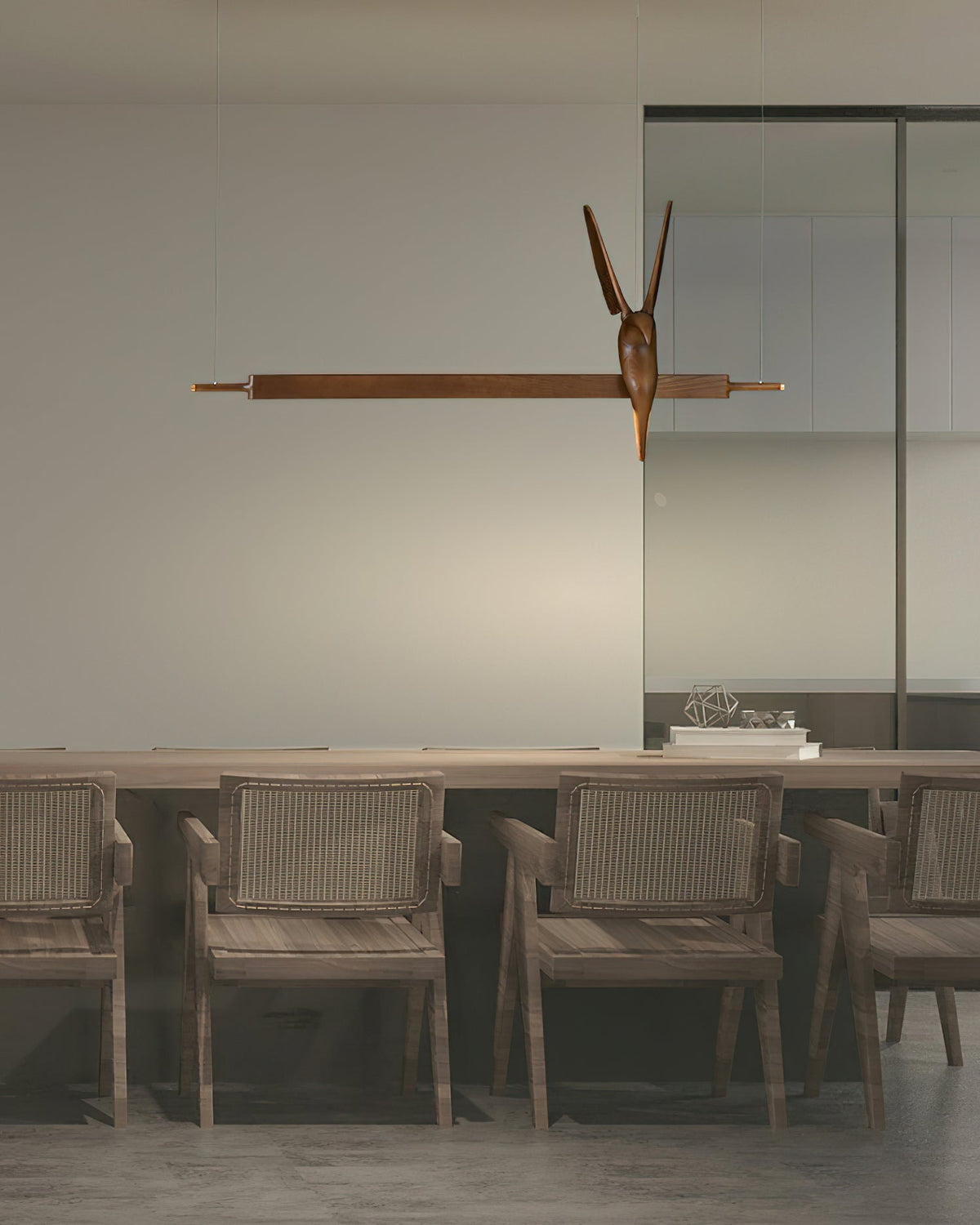 Varinisra sculpturale hanglamp van walnoothout