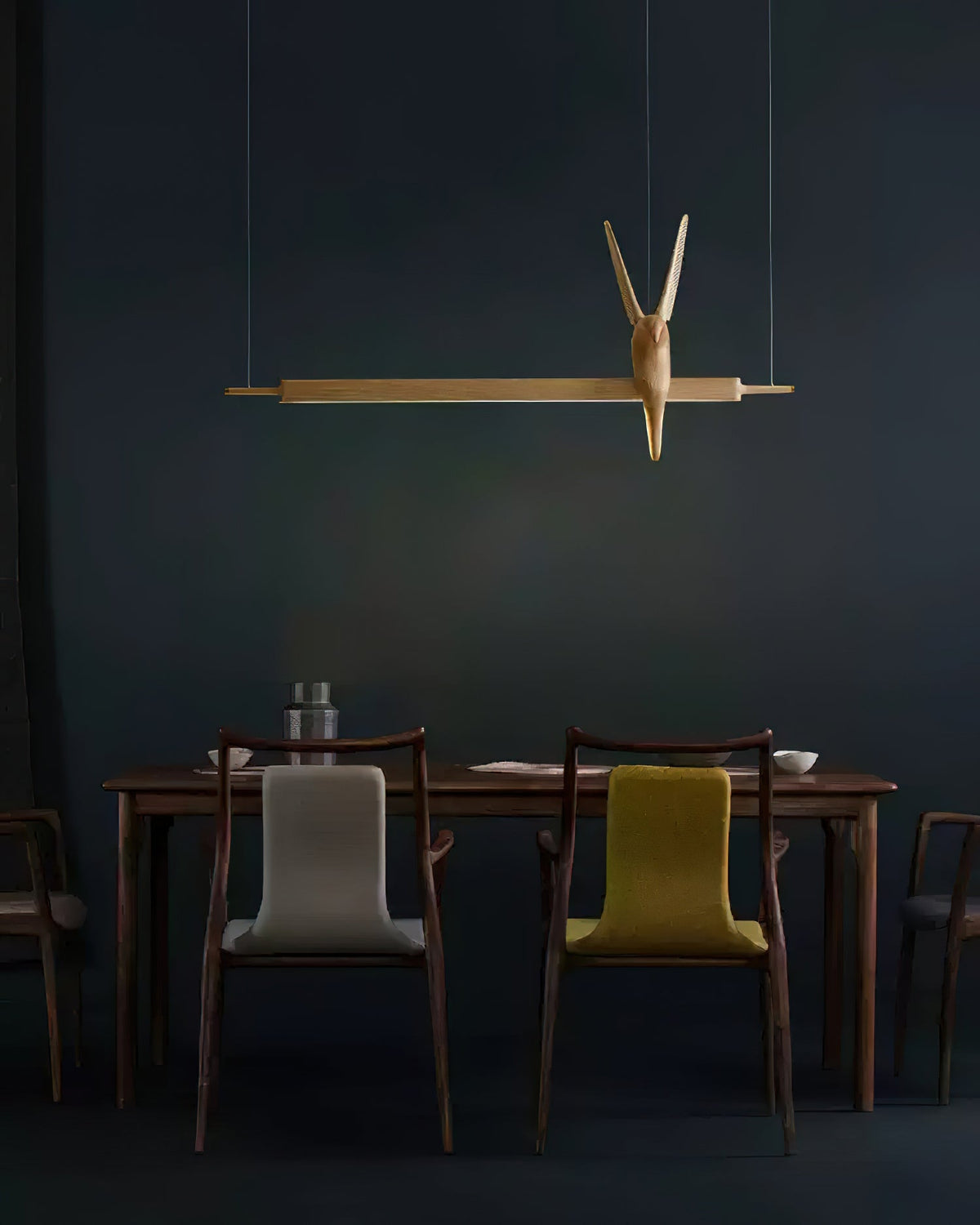 Varinisra sculpturale hanglamp van walnoothout