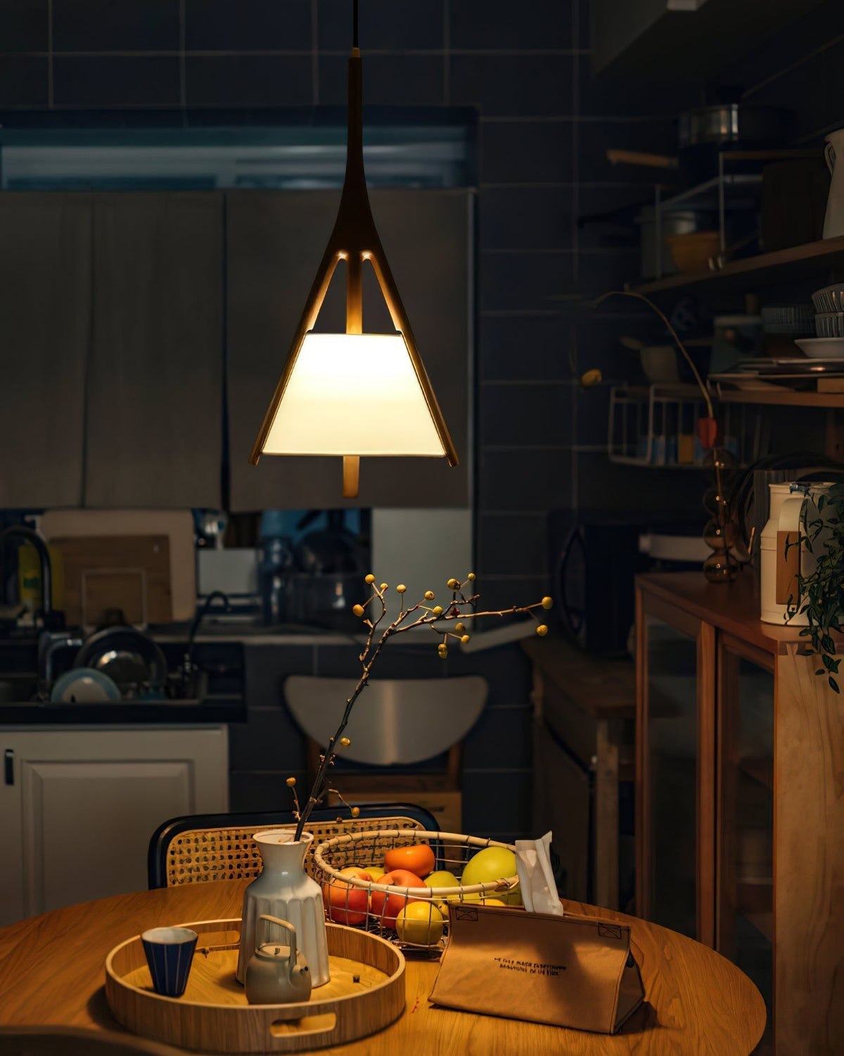 Zovenarae driehoekige hanglamp van walnoothout