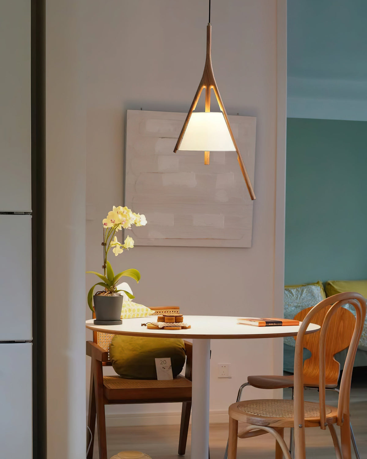 Zovenarae driehoekige hanglamp van walnoothout