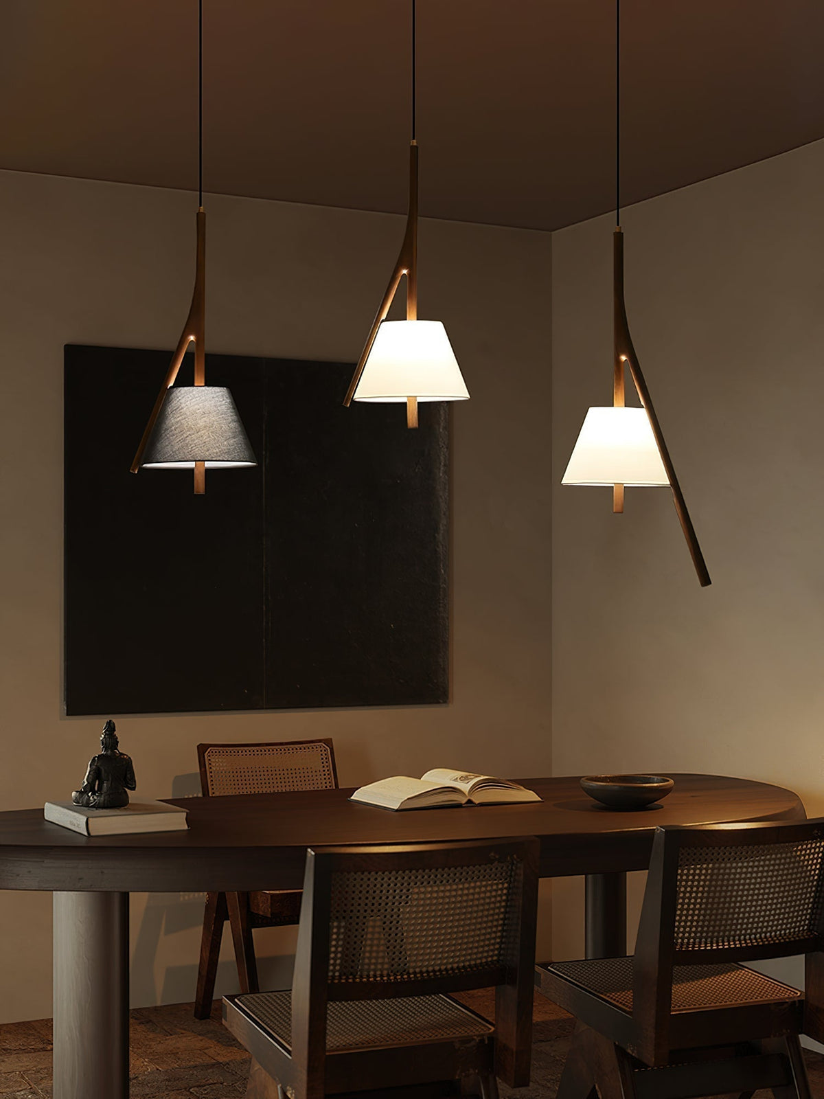 Zovenarae driehoekige hanglamp van walnoothout