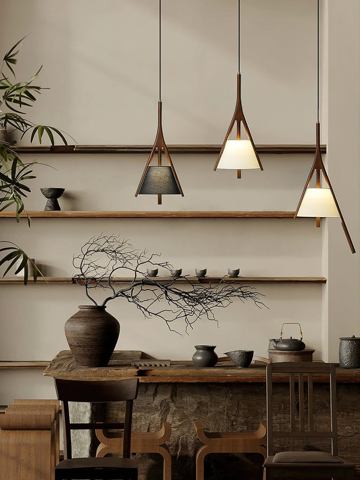 Zovenarae driehoekige hanglamp van walnoothout