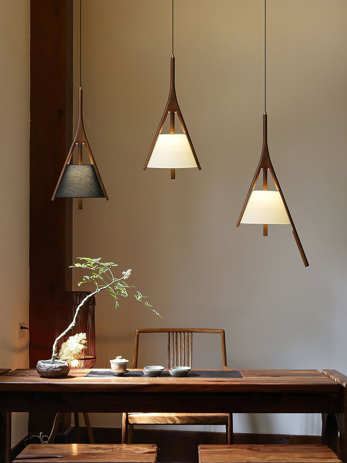 Zovenarae driehoekige hanglamp van walnoothout