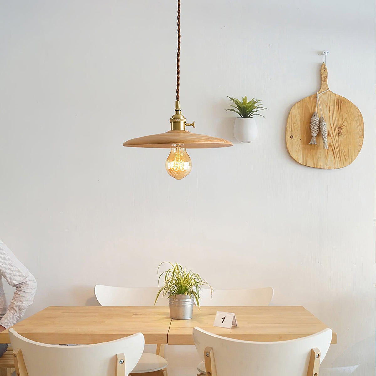 Veldra Retro hanglamp van messing en walnoot