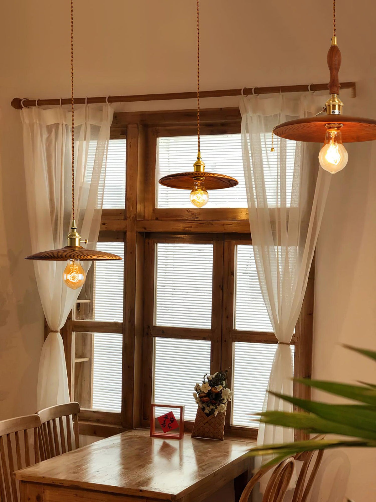 Veldra Retro hanglamp van messing en walnoot