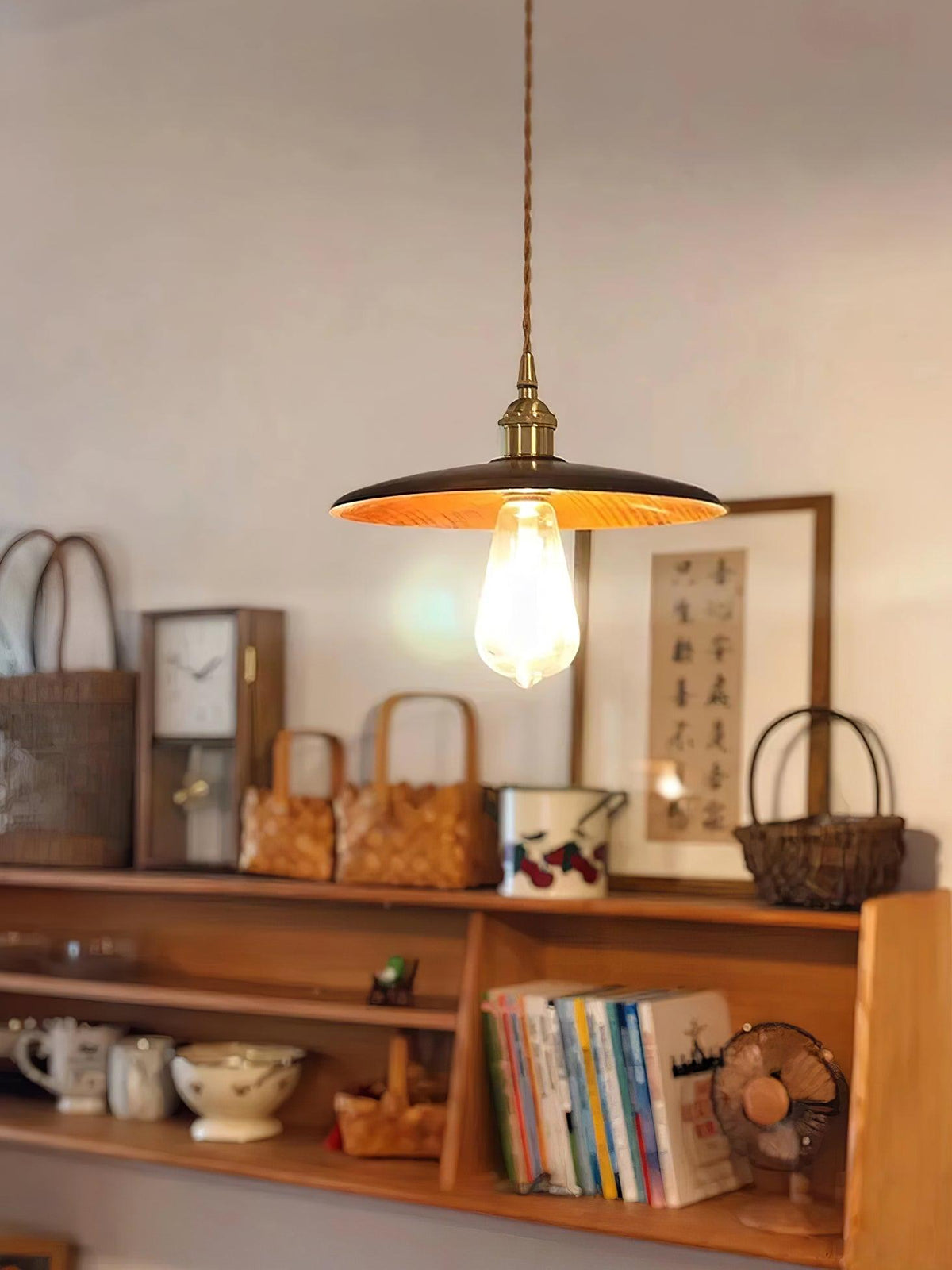 Veldra Retro hanglamp van messing en walnoot