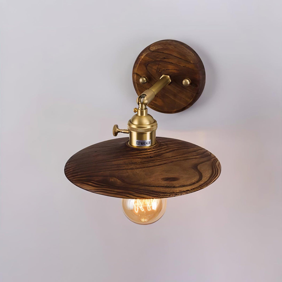 Auroelia wandlamp van messing met walnoothout