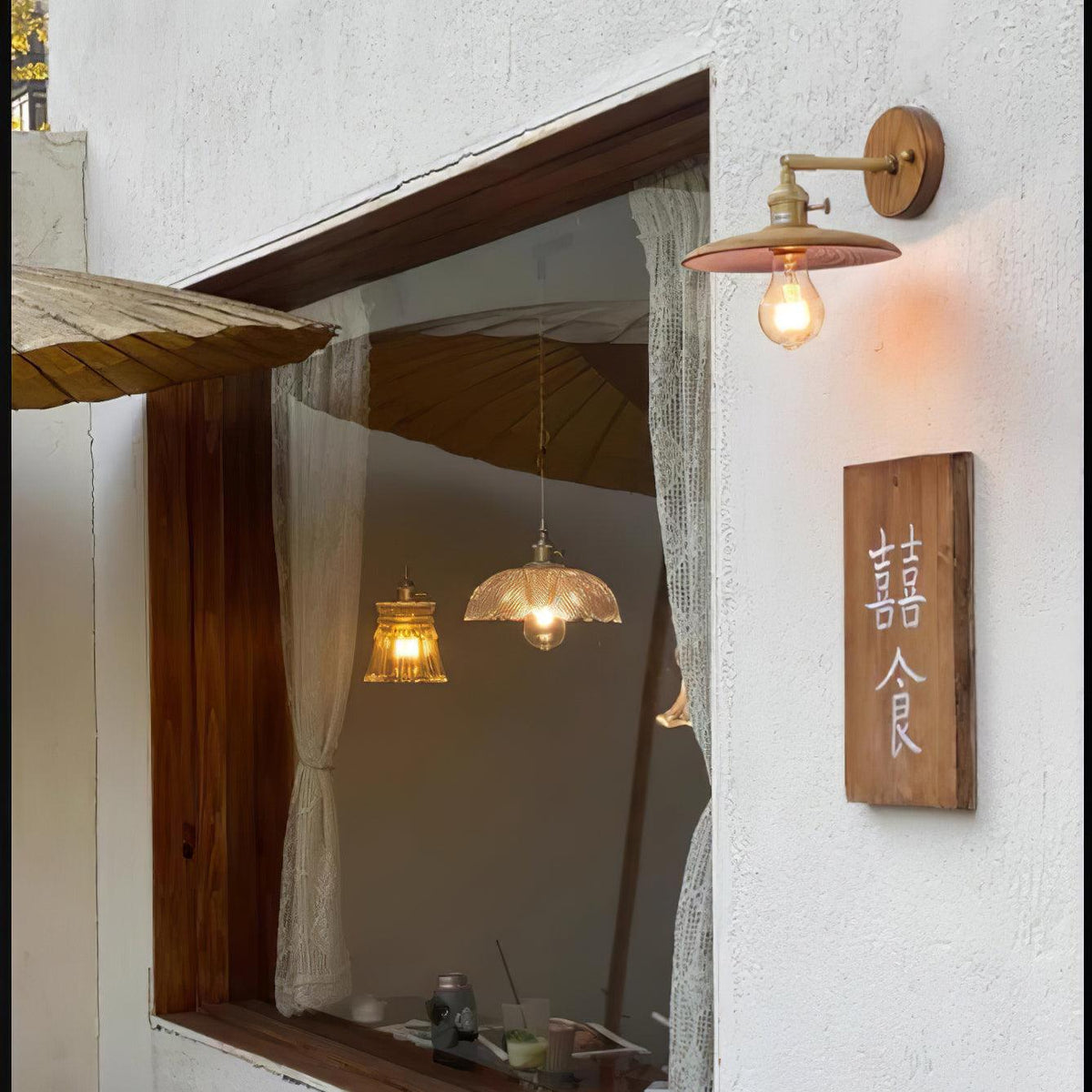 Auroelia wandlamp van messing met walnoothout