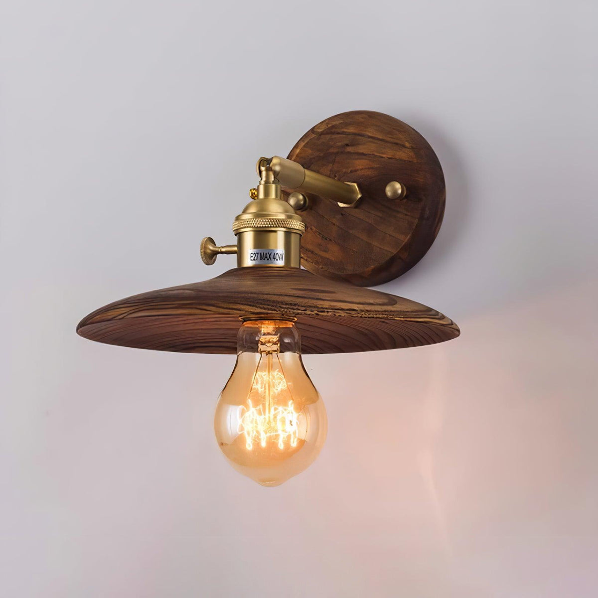 Auroelia wandlamp van messing met walnoothout