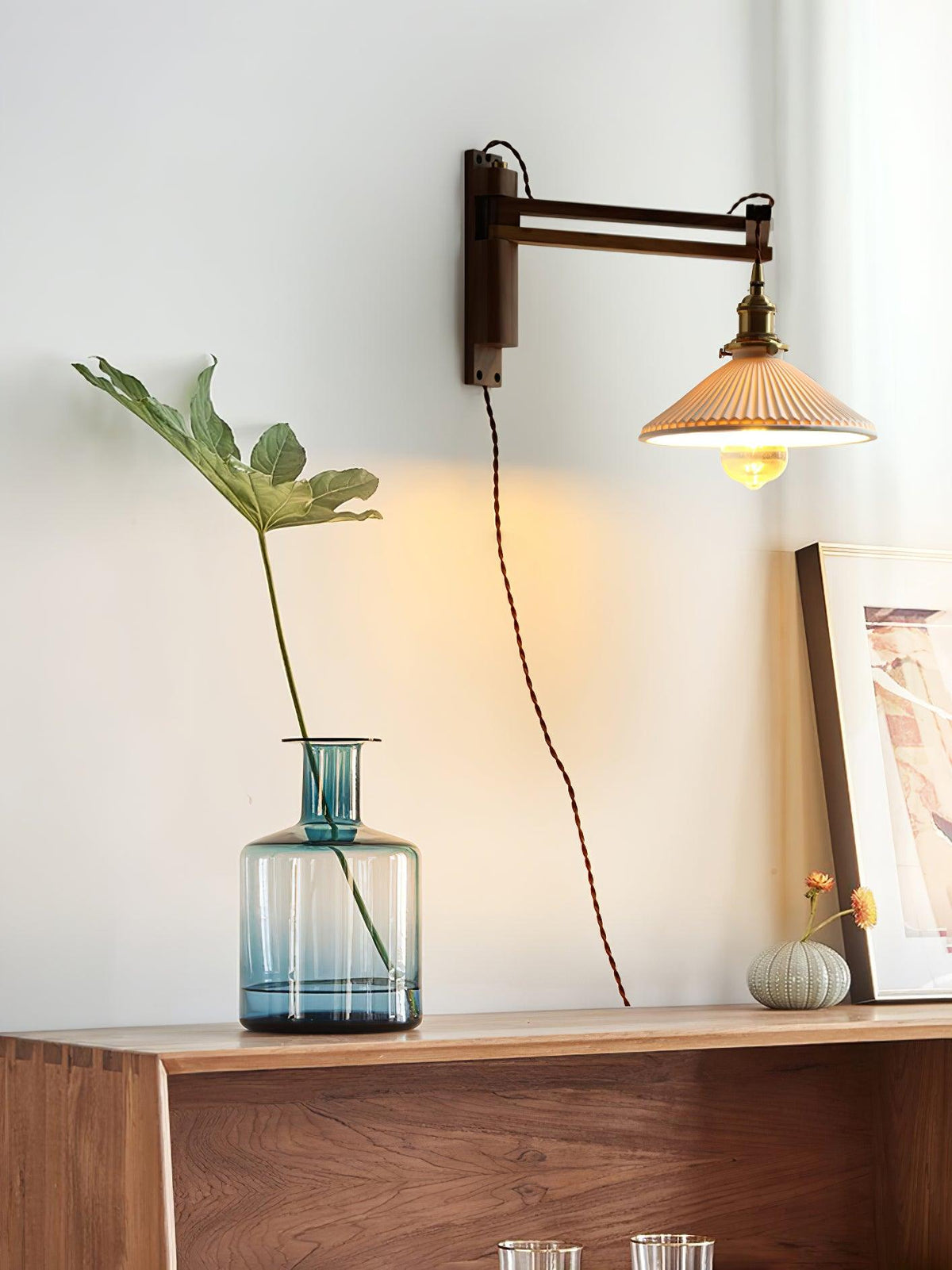 Evin Noordse kunst Swing Arm wandlamp van walnoothout en keramiek