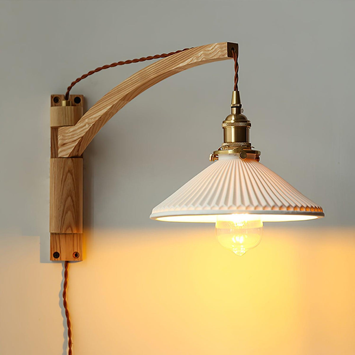 Evin Noordse kunst Swing Arm wandlamp van walnoothout en keramiek