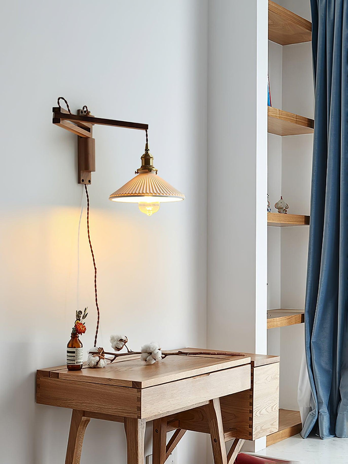 Evin Noordse kunst Swing Arm wandlamp van walnoothout en keramiek