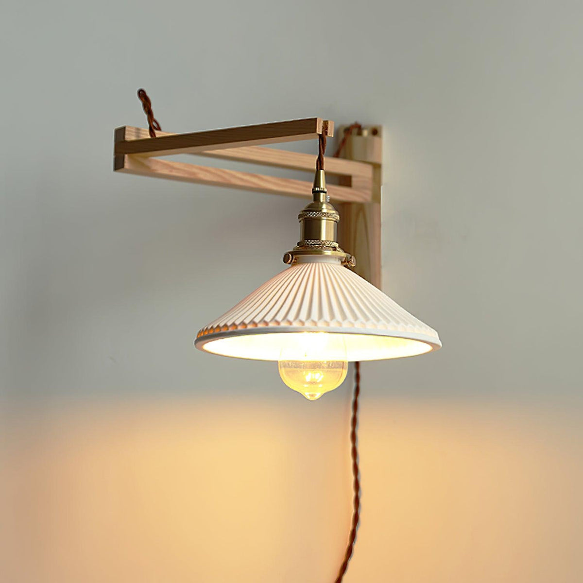 Evin Noordse kunst Swing Arm wandlamp van walnoothout en keramiek