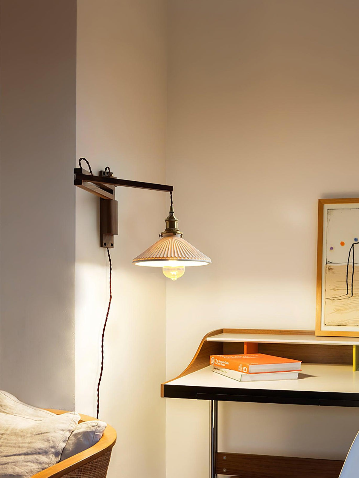 Evin Noordse kunst Swing Arm wandlamp van walnoothout en keramiek