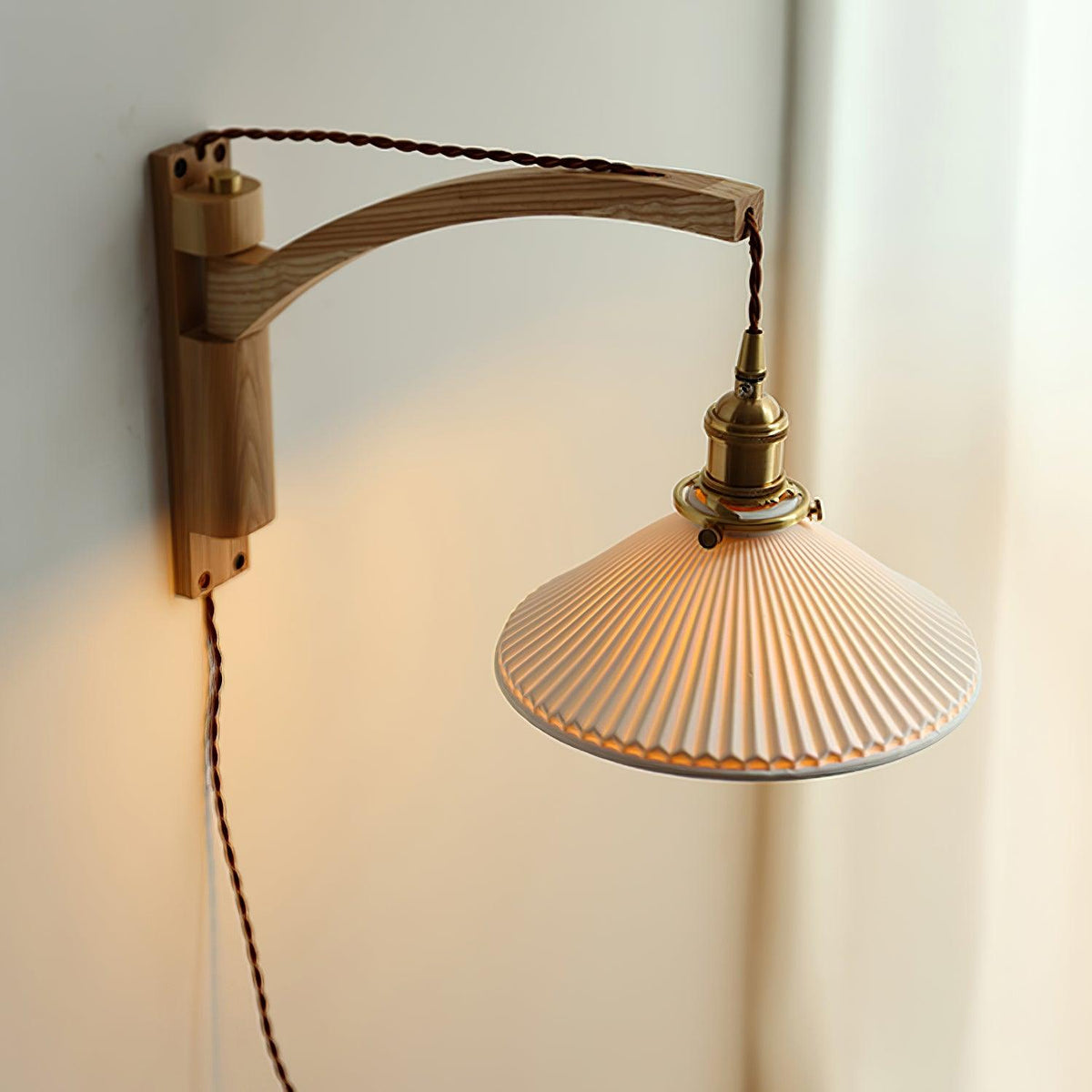 Evin Noordse kunst Swing Arm wandlamp van walnoothout en keramiek