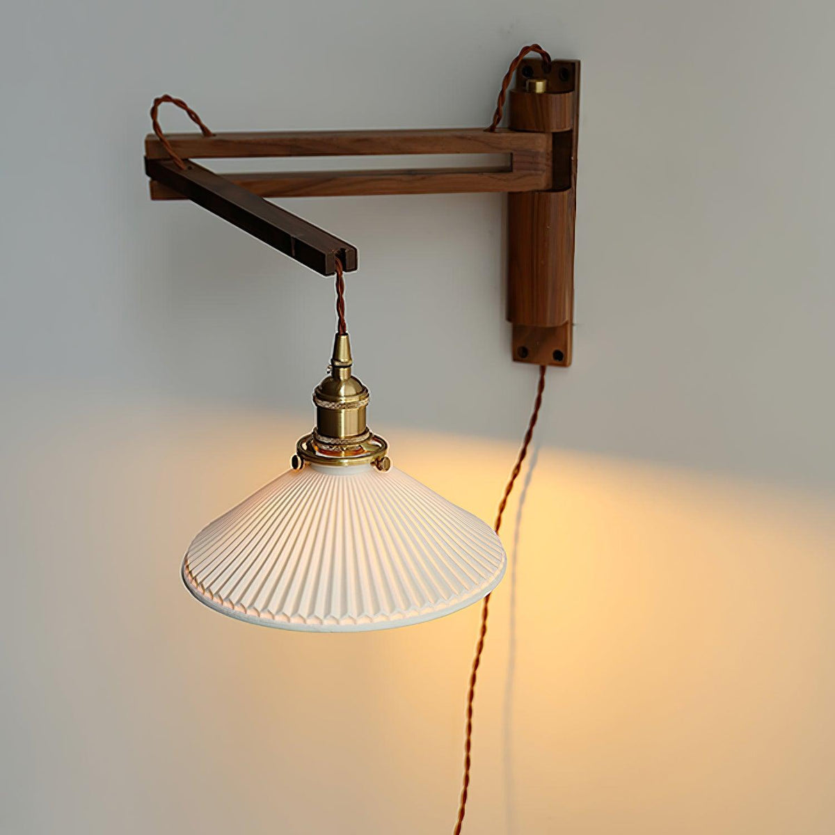 Evin Noordse kunst Swing Arm wandlamp van walnoothout en keramiek