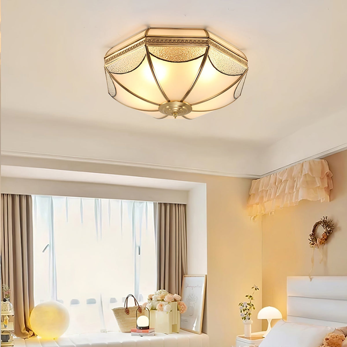 Ellaeara plafondlamp met messing en glas, domevorm