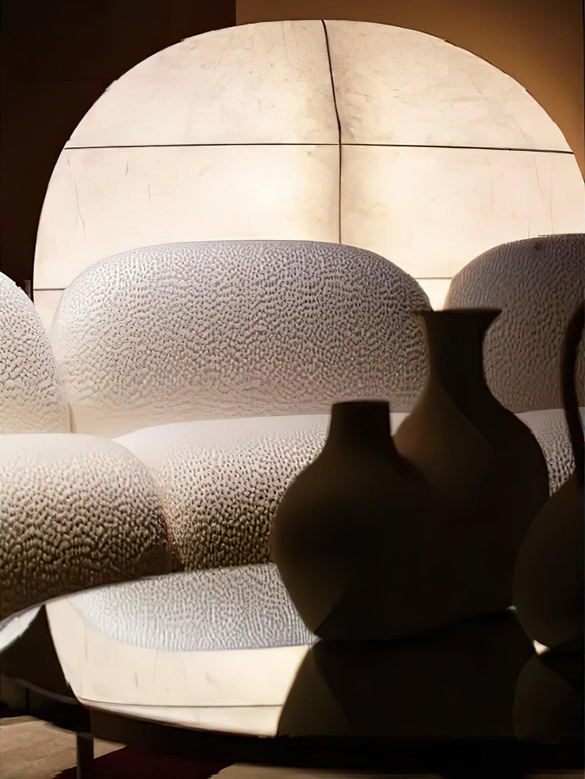 Lylaeos wandlamp met organische vorm in imitatie zijde