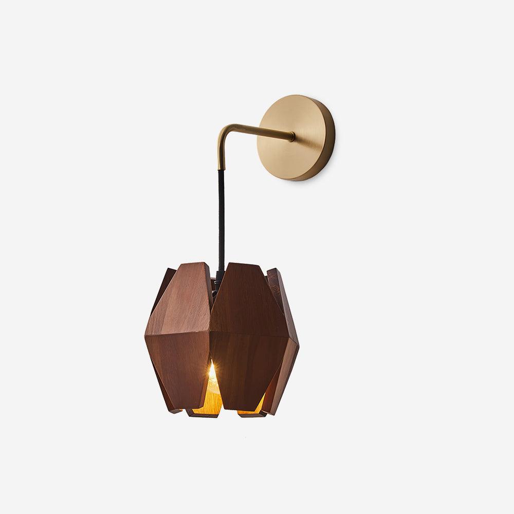 Wandlamp met geometrische houten kap, warme gloed, Noordse minimalistische accent