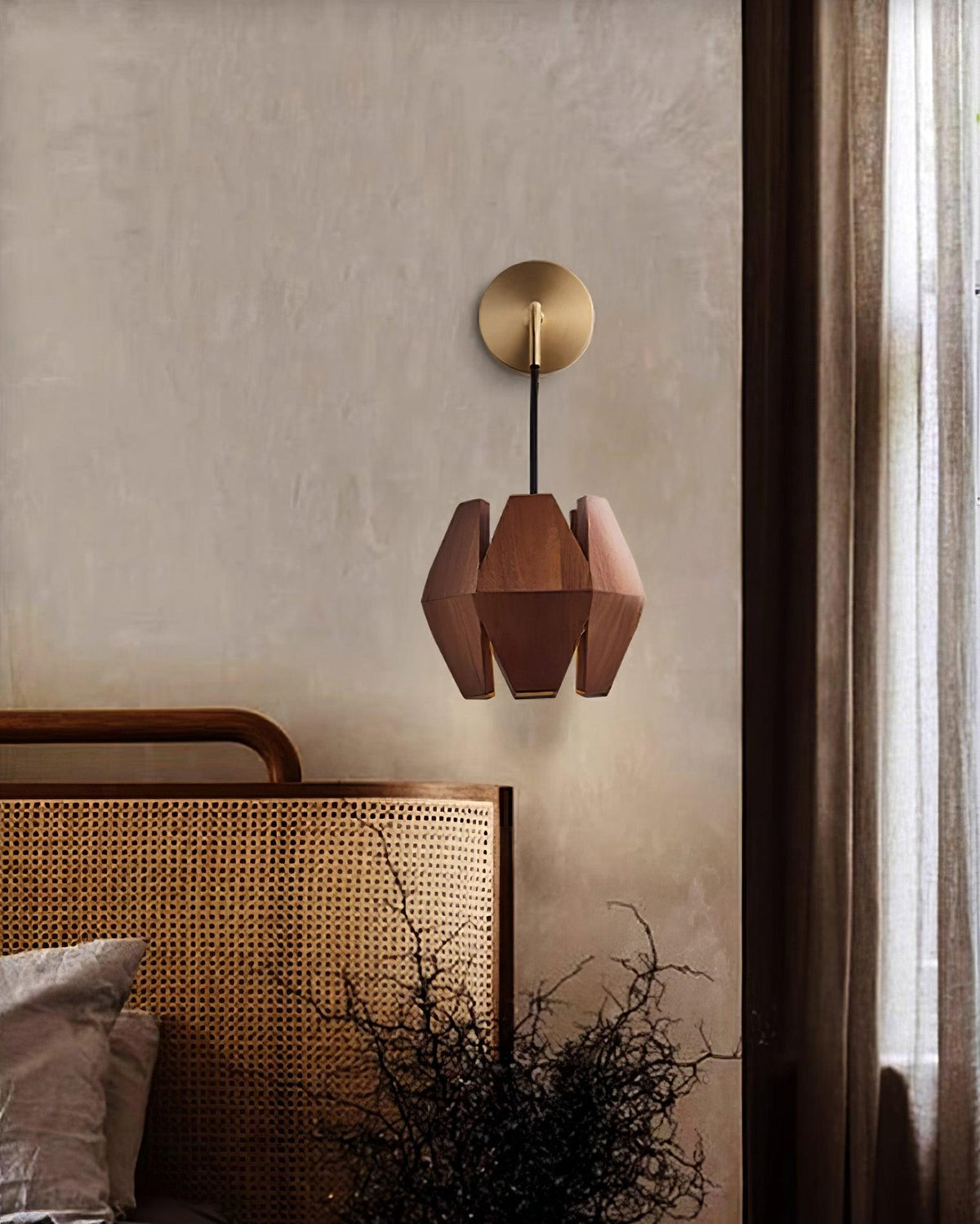 Wandlamp met geometrische houten kap, warme gloed, Noordse minimalistische accent