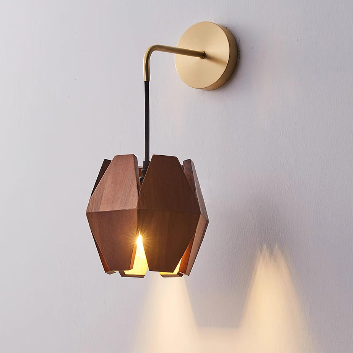 Wandlamp met geometrische houten kap, warme gloed, Noordse minimalistische accent