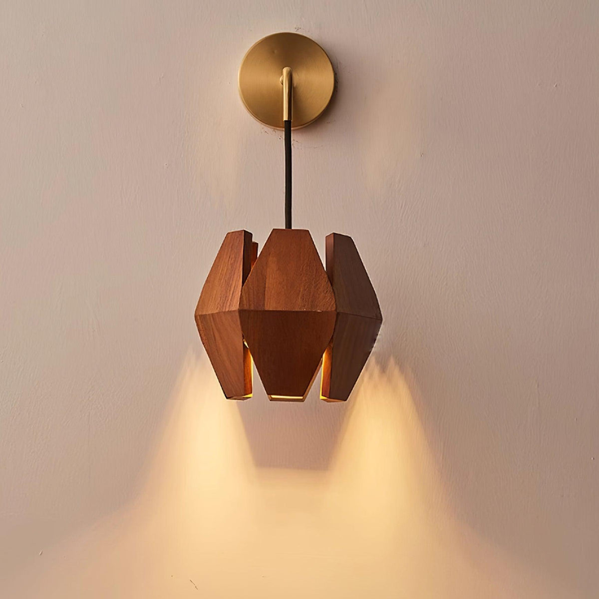 Wandlamp met geometrische houten kap, warme gloed, Noordse minimalistische accent