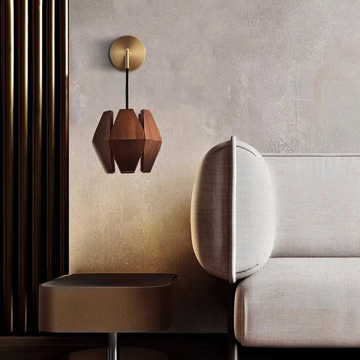 Wandlamp met geometrische houten kap, warme gloed, Noordse minimalistische accent