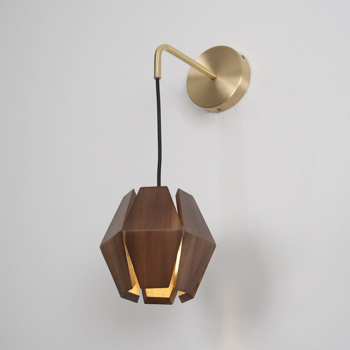 Wandlamp met geometrische houten kap, warme gloed, Noordse minimalistische accent