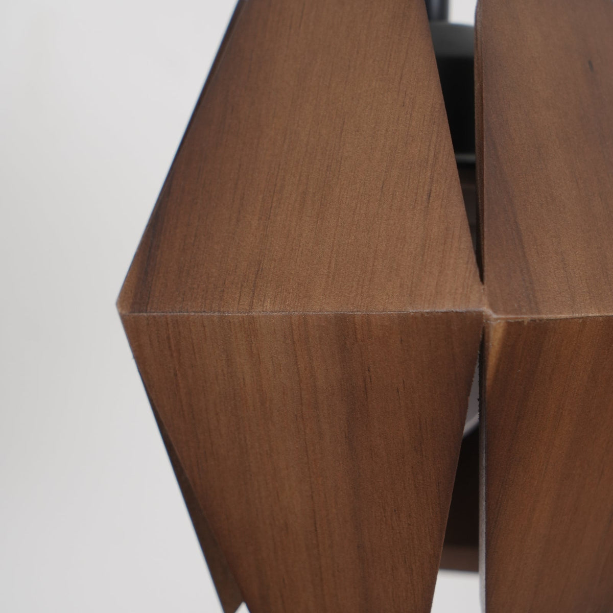 Wandlamp met geometrische houten kap, warme gloed, Noordse minimalistische accent