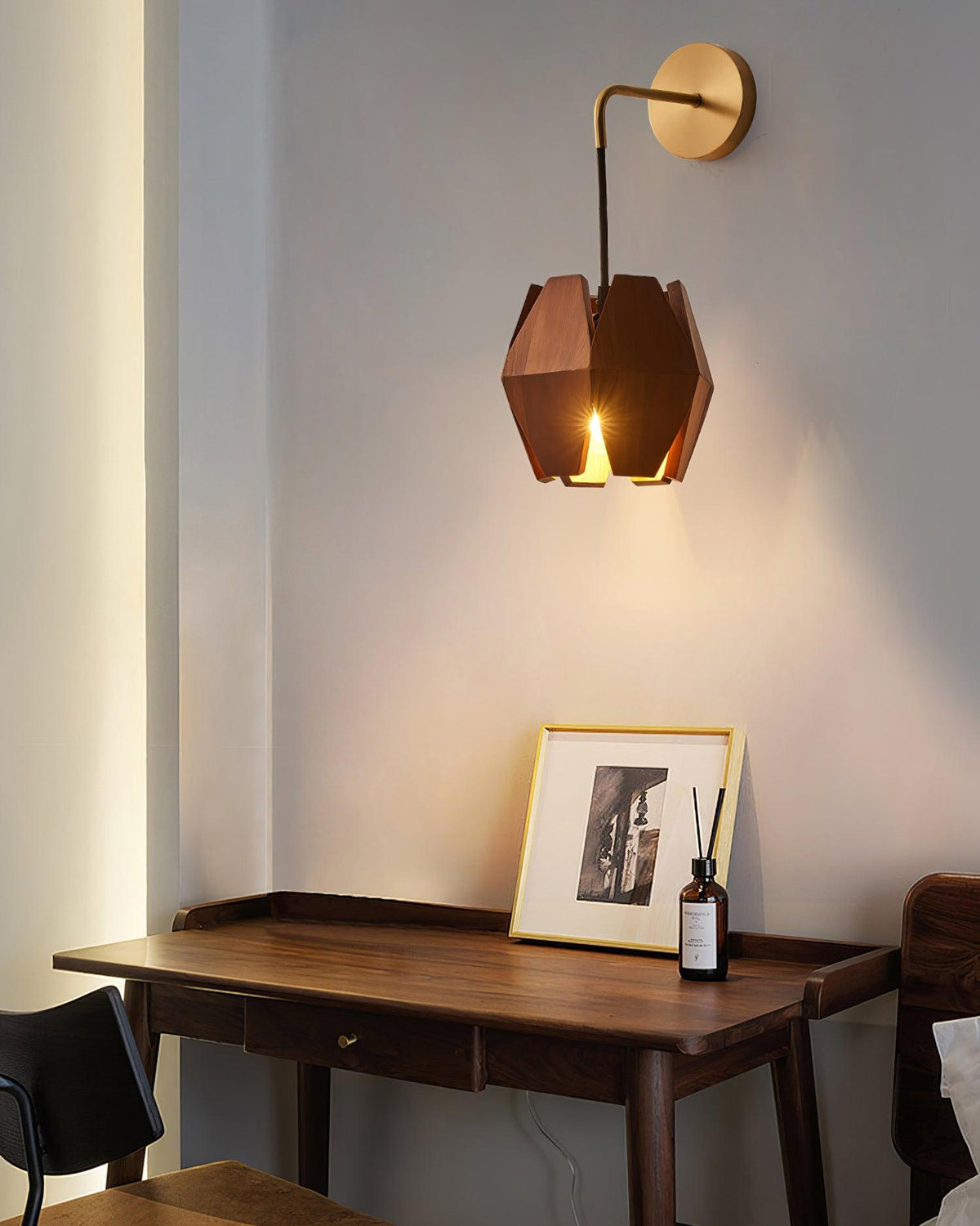 Wandlamp met geometrische houten kap, warme gloed, Noordse minimalistische accent