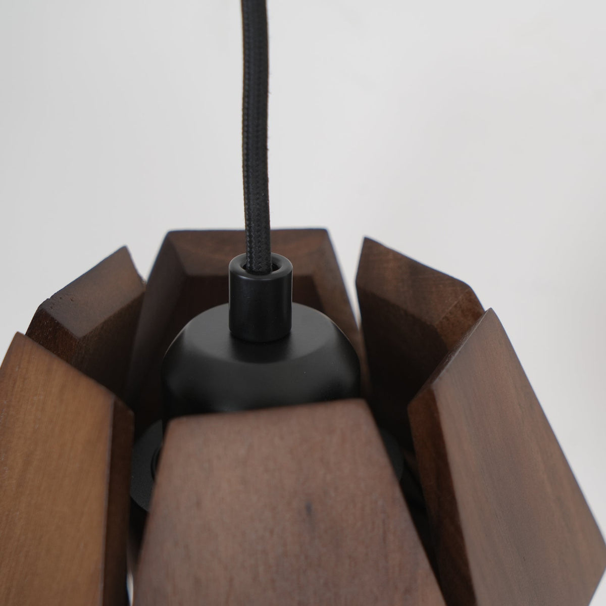 Wandlamp met geometrische houten kap, warme gloed, Noordse minimalistische accent