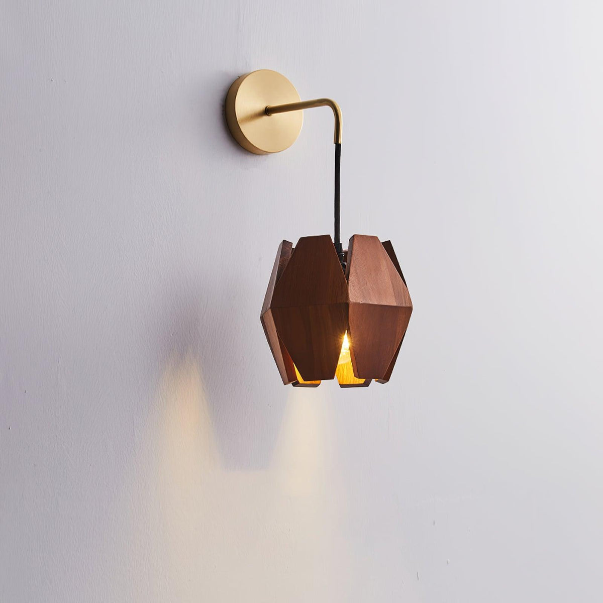 Wandlamp met geometrische houten kap, warme gloed, Noordse minimalistische accent
