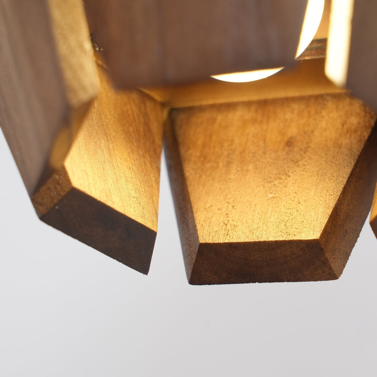 Wandlamp met geometrische houten kap, warme gloed, Noordse minimalistische accent