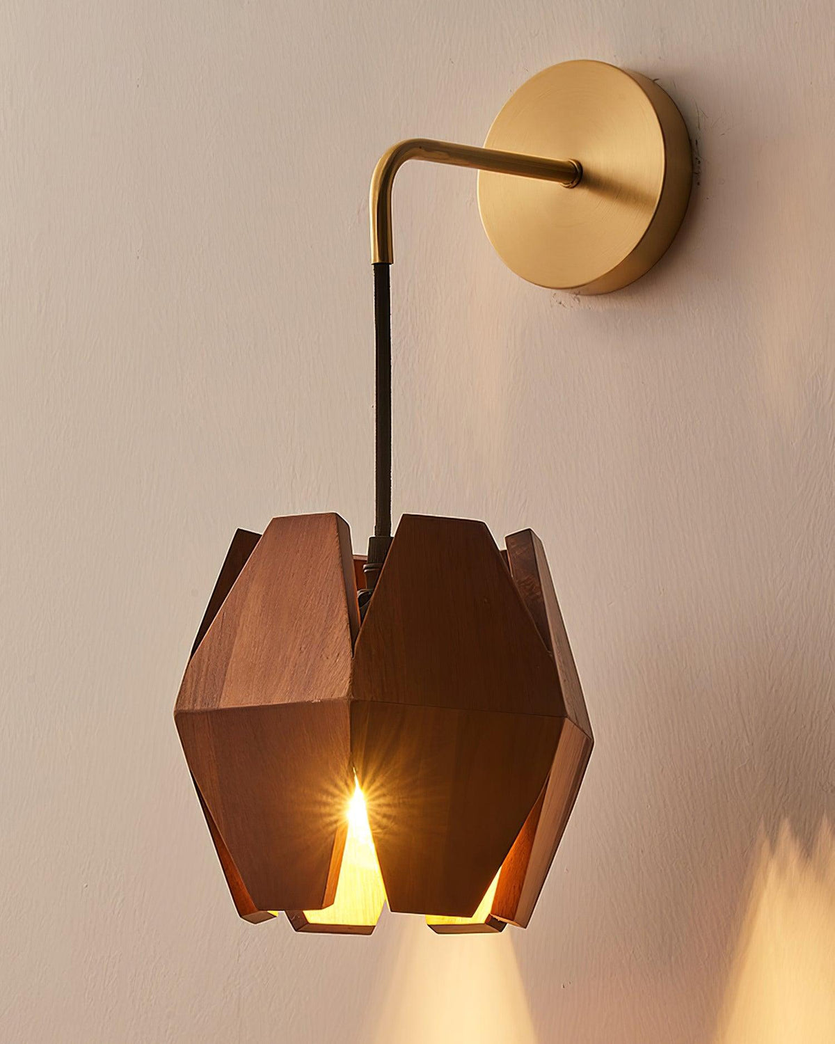Wandlamp met geometrische houten kap, warme gloed, Noordse minimalistische accent