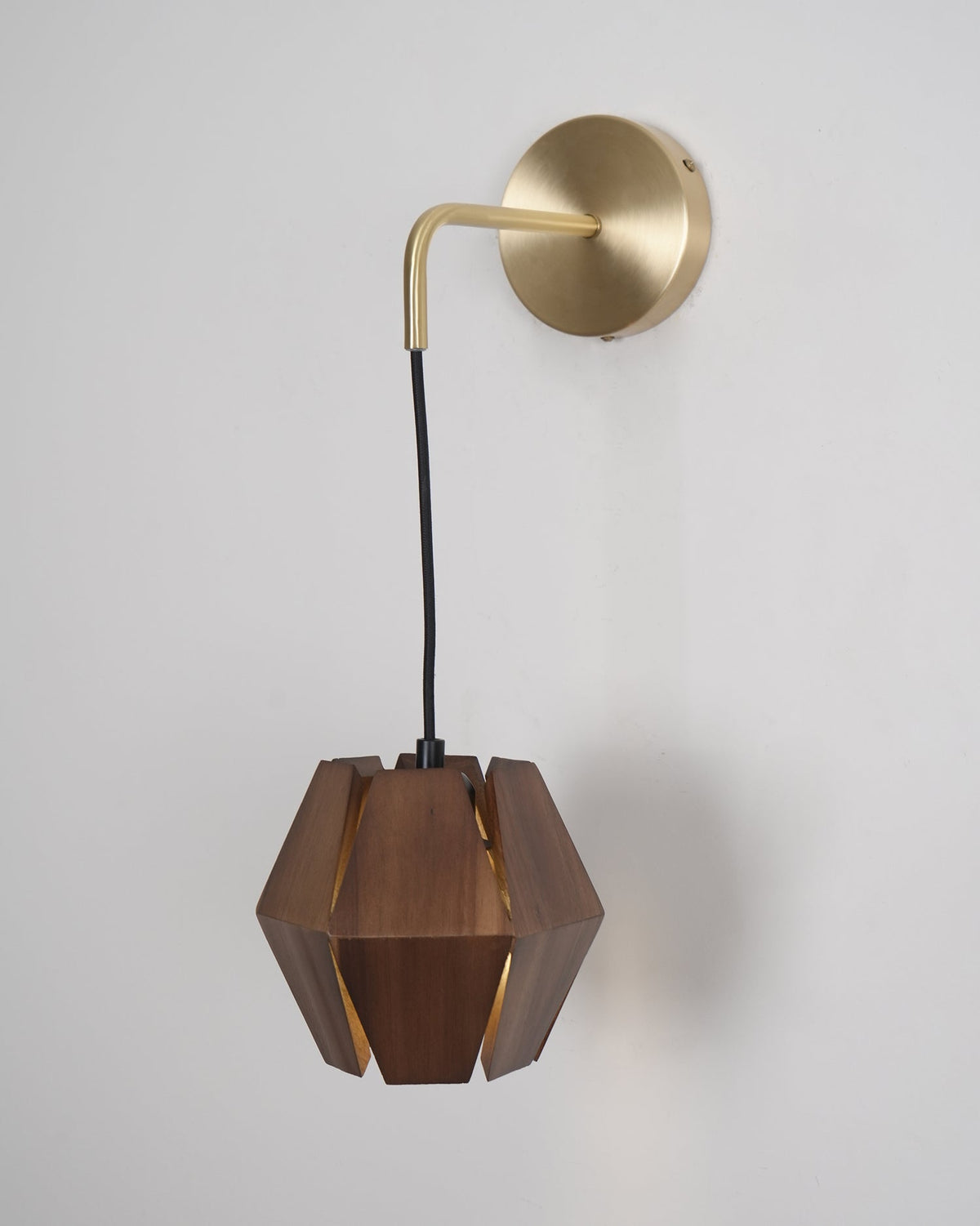 Wandlamp met geometrische houten kap, warme gloed, Noordse minimalistische accent