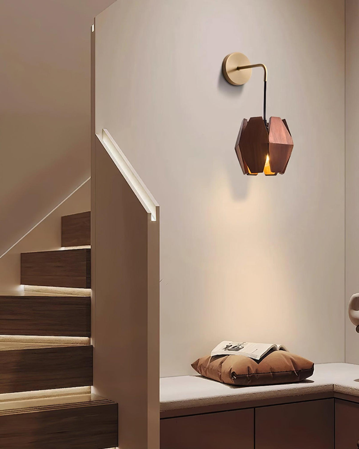 Wandlamp met geometrische houten kap, warme gloed, Noordse minimalistische accent