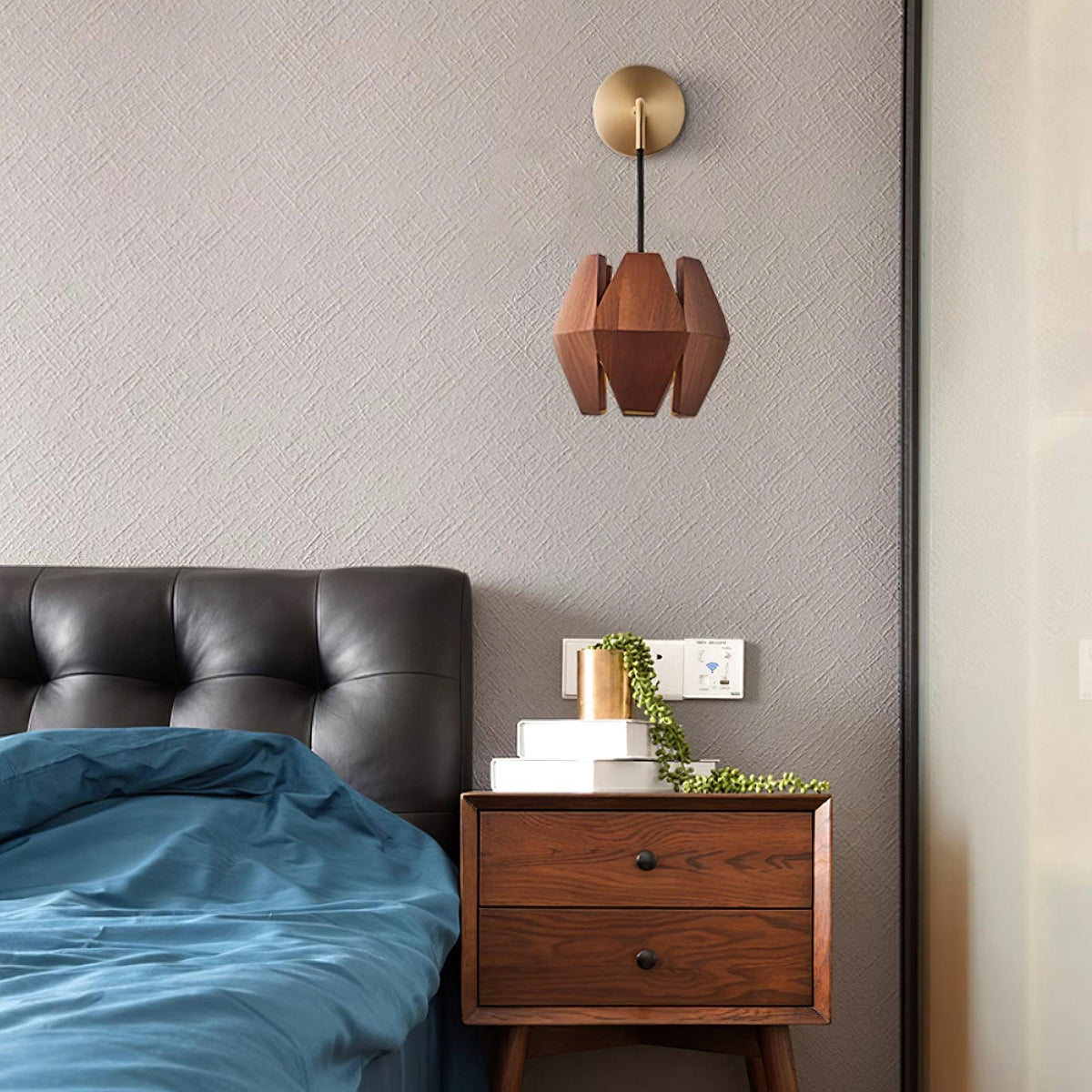 Wandlamp met geometrische houten kap, warme gloed, Noordse minimalistische accent