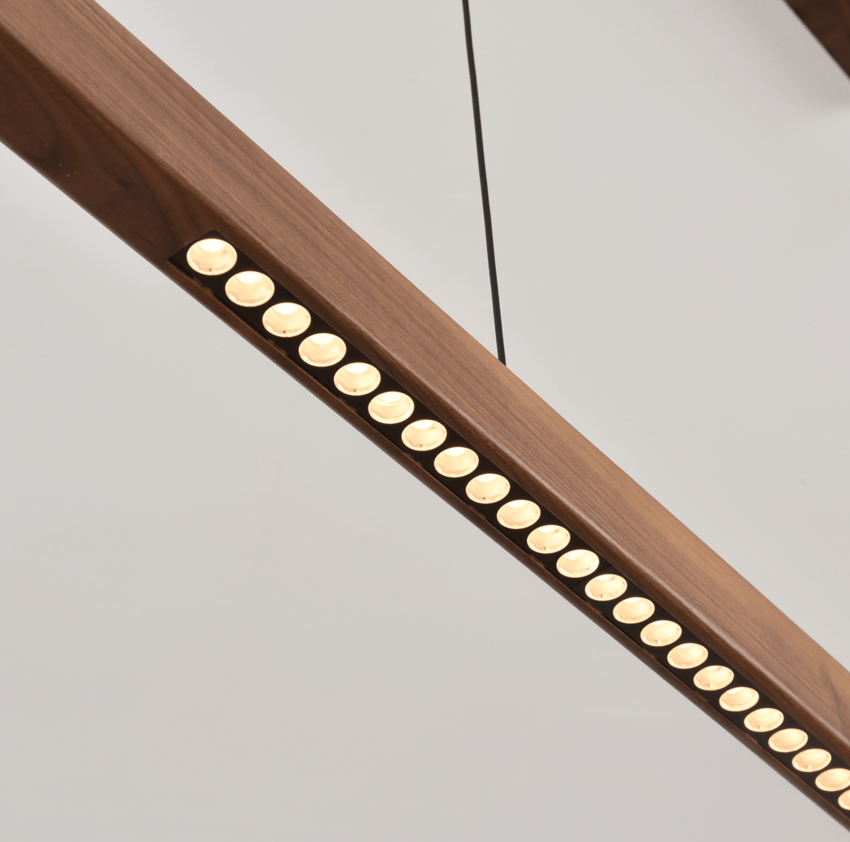 Houten lineaire hanglamp met LED