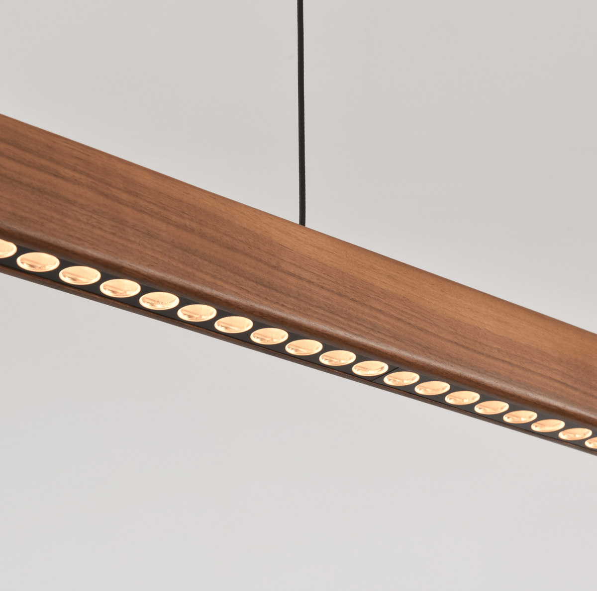 Houten lineaire hanglamp met LED