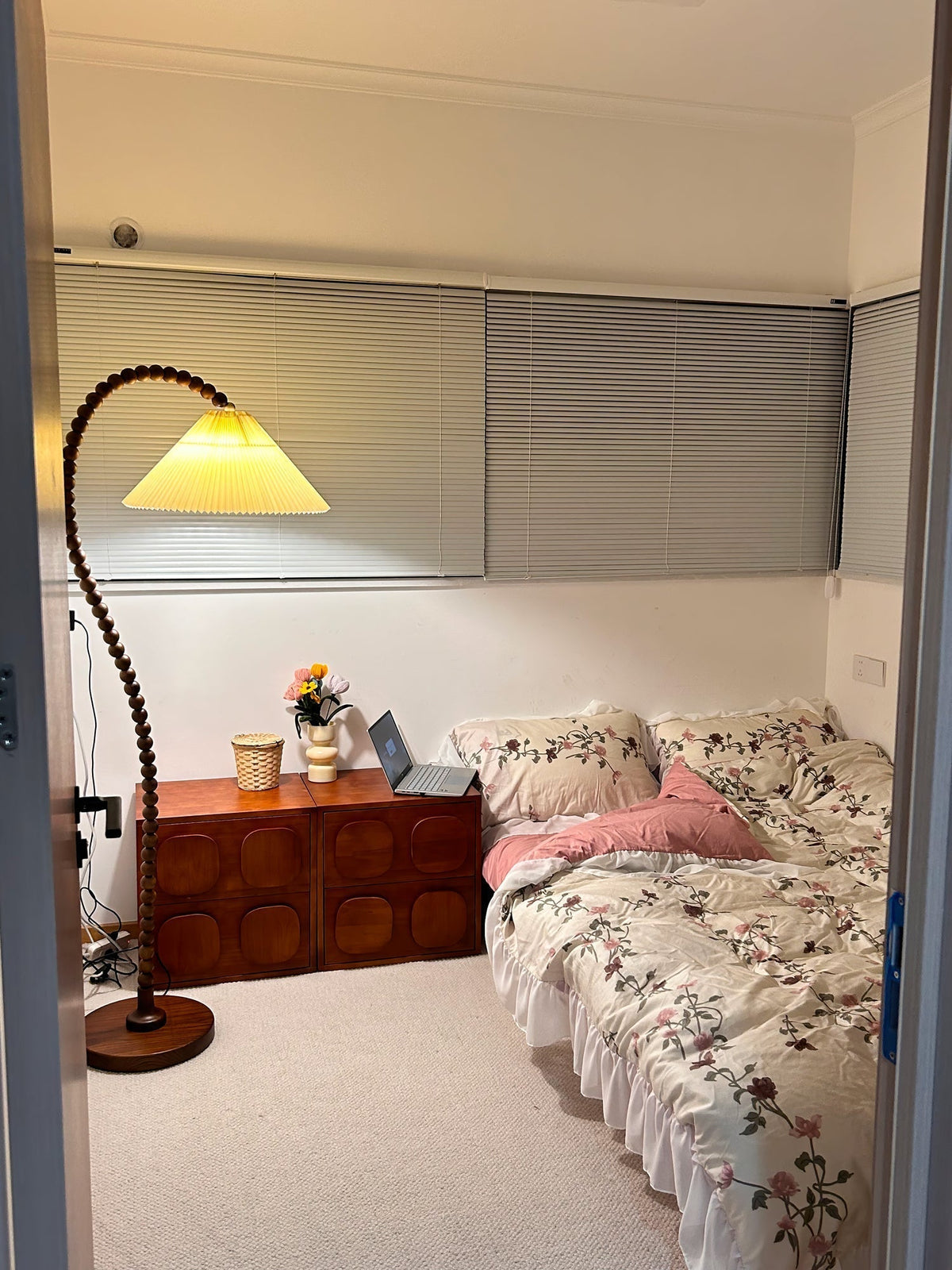 Nadia Moderne vloerlamp van walnoothout