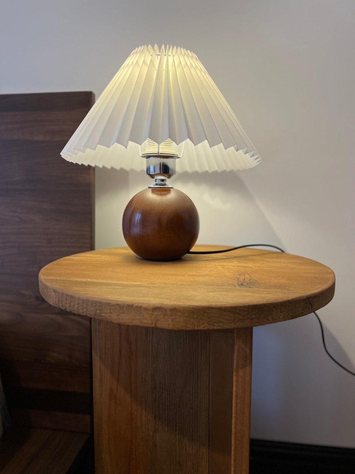 Zesilon houten bal tafellamp