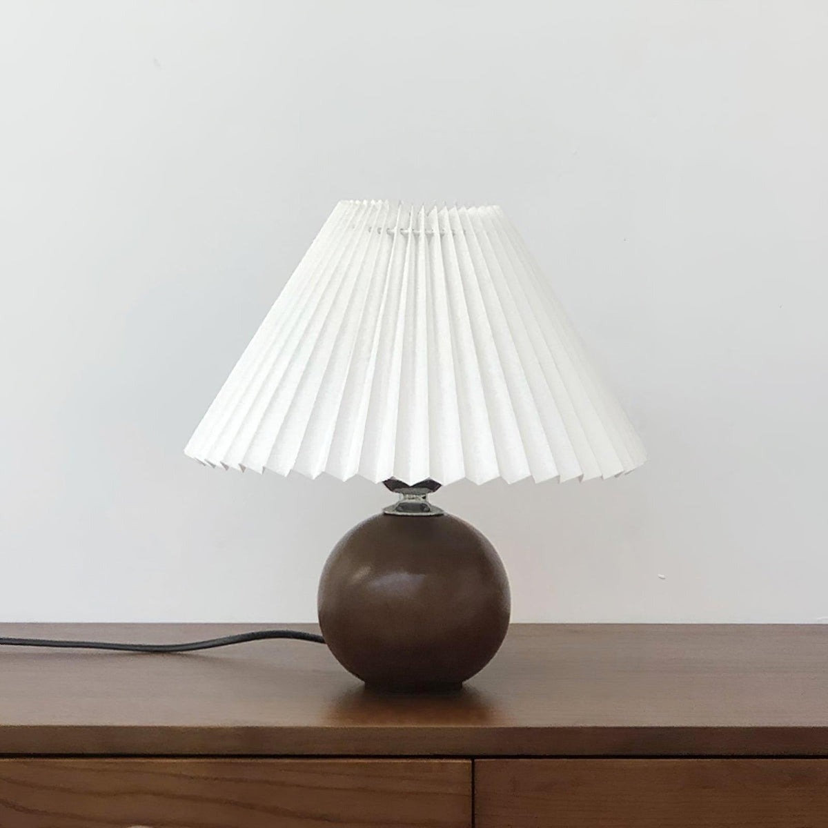 Zesilon houten bal tafellamp