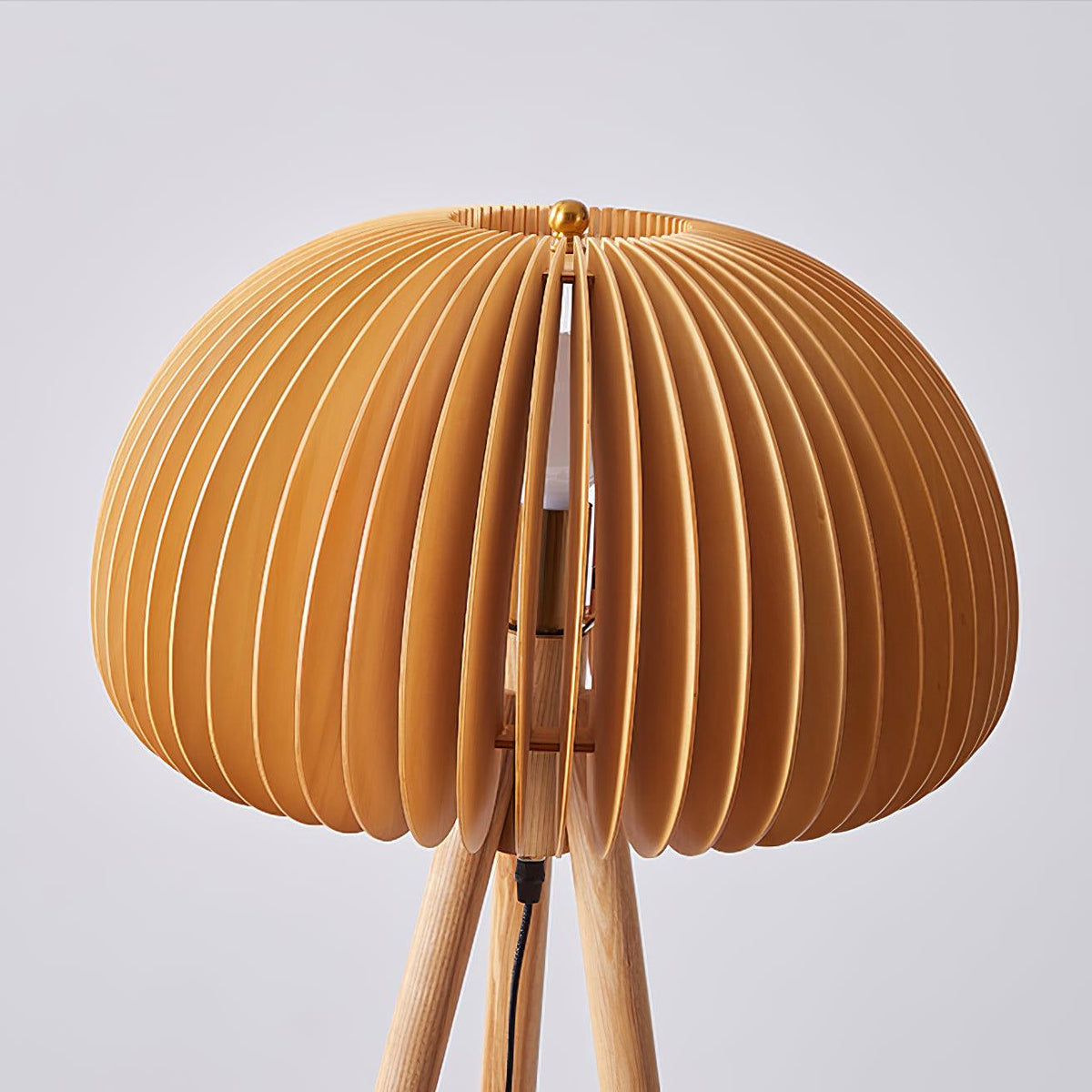 Zetalyre houten vloerlamp met driepoot