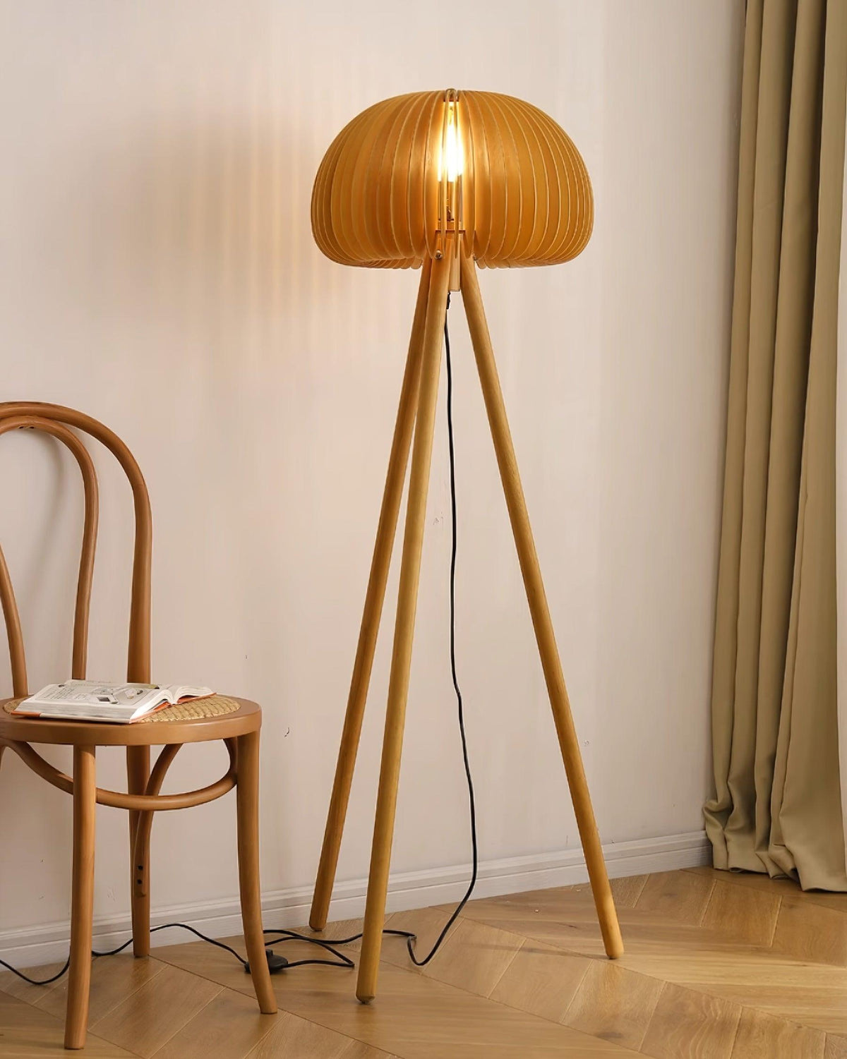 Zetalyre houten vloerlamp met driepoot