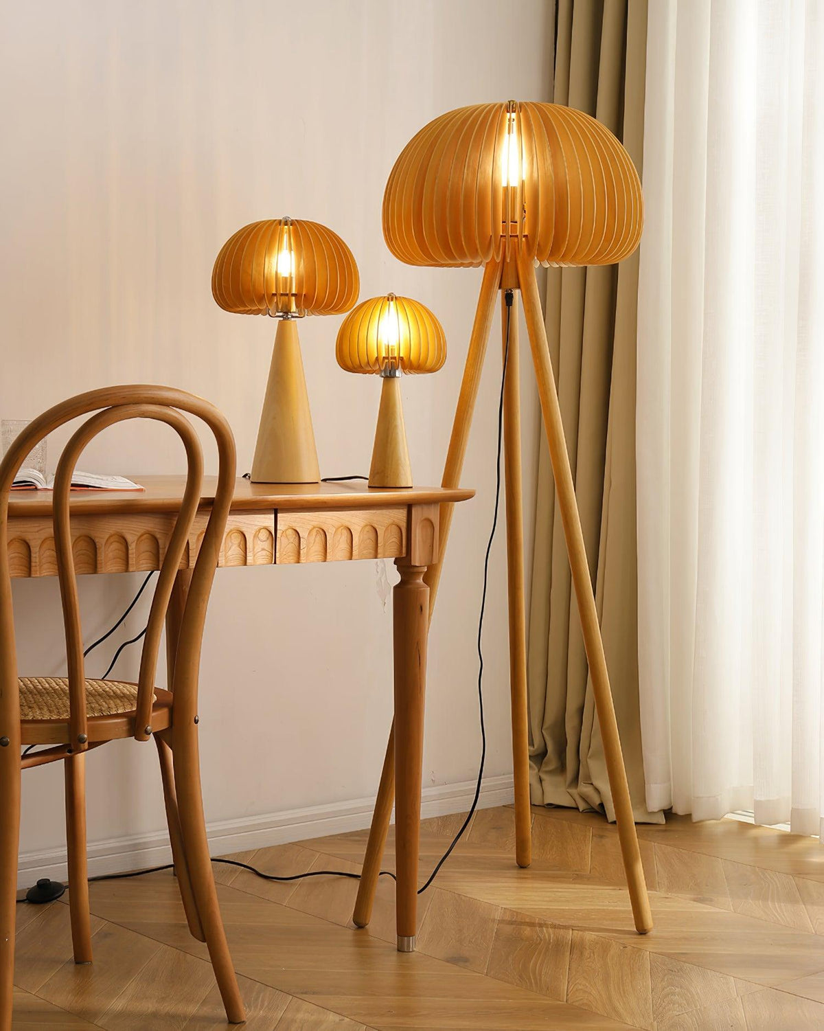 Zetalyre houten vloerlamp met driepoot