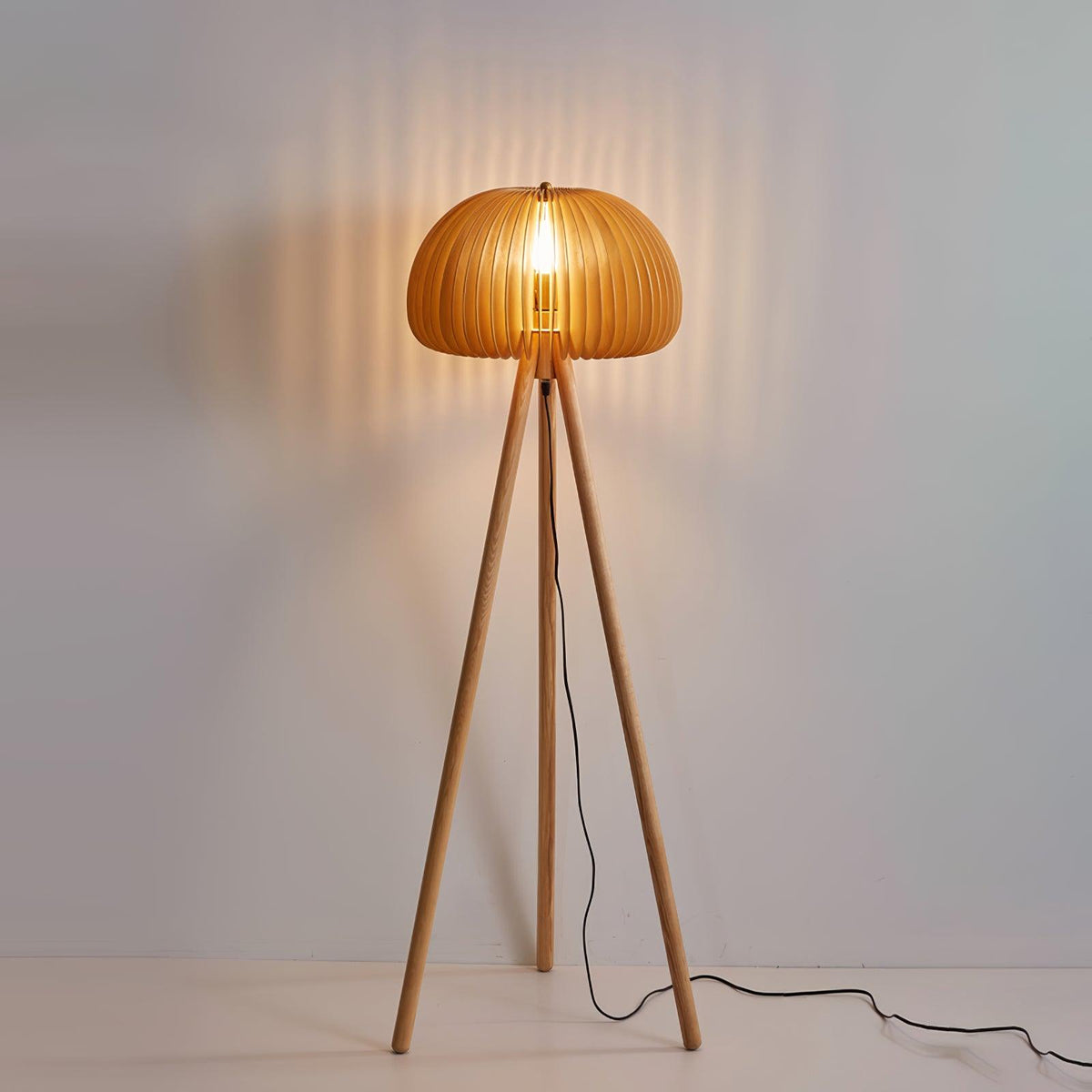 Zetalyre houten vloerlamp met driepoot