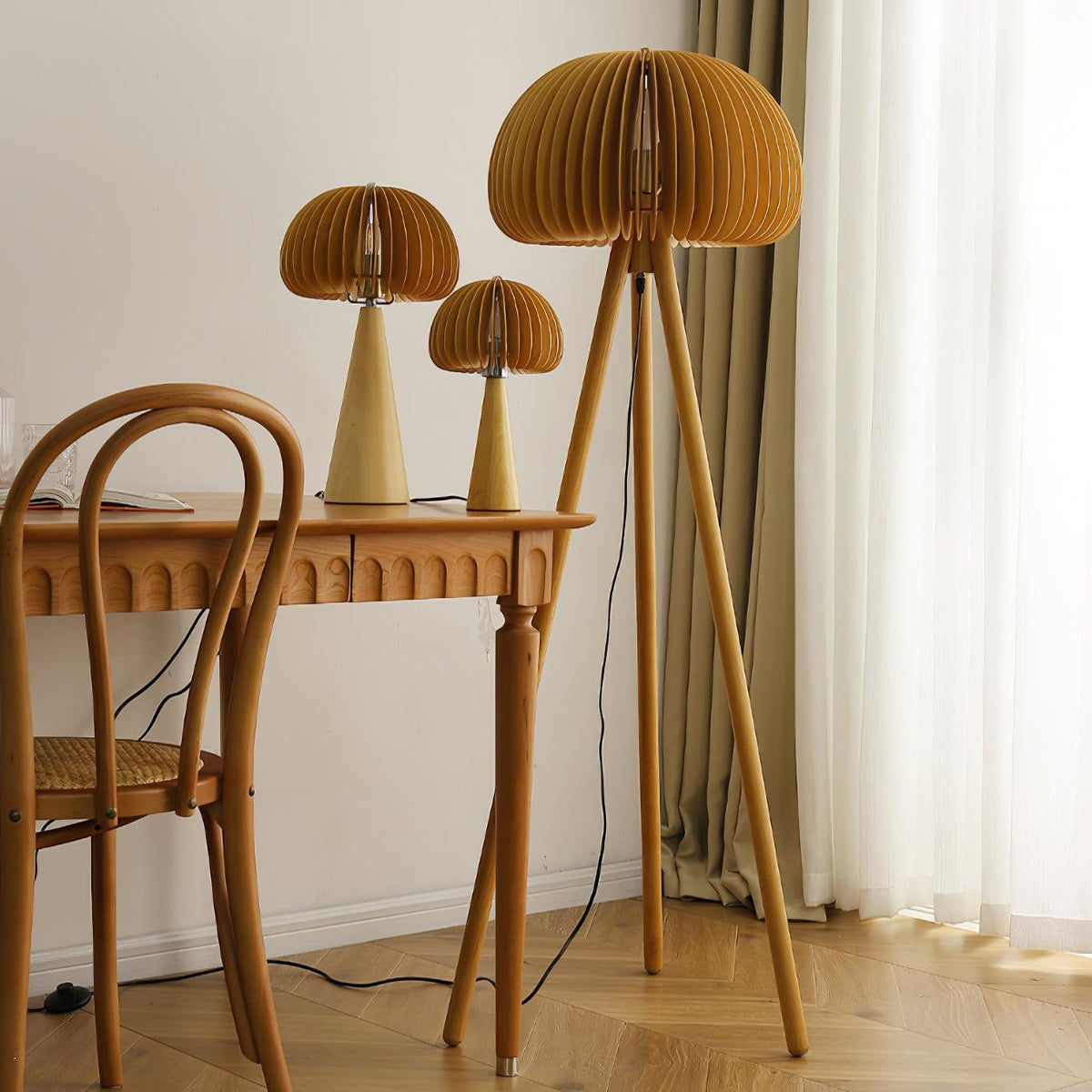 Zetalyre houten vloerlamp met driepoot