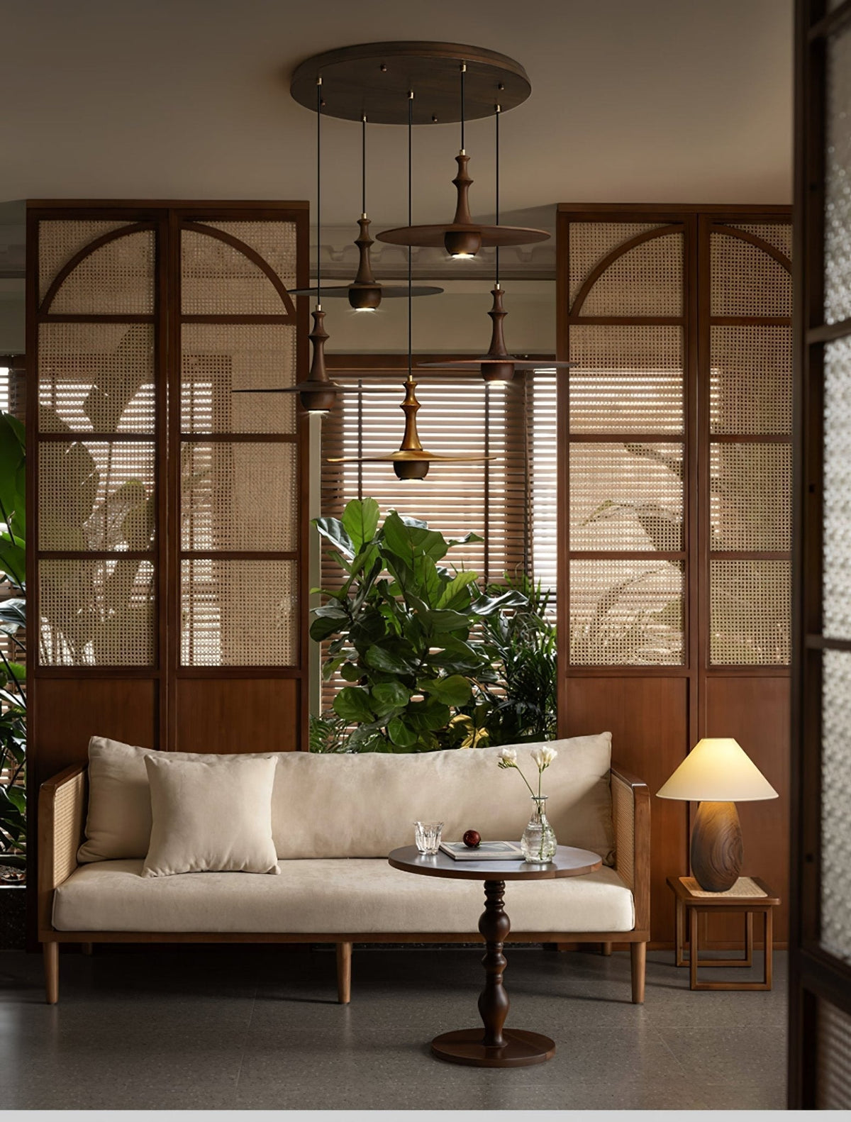 Spindle houten hanglamp met draaiend ontwerp